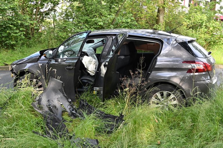 De auto na de crash (foto: Perry Roovers / SQ Vision).
