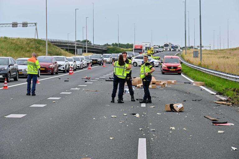 De snelweg lag vol met de afgevallen lading (foto: SQ Vision/Tom van der Put).