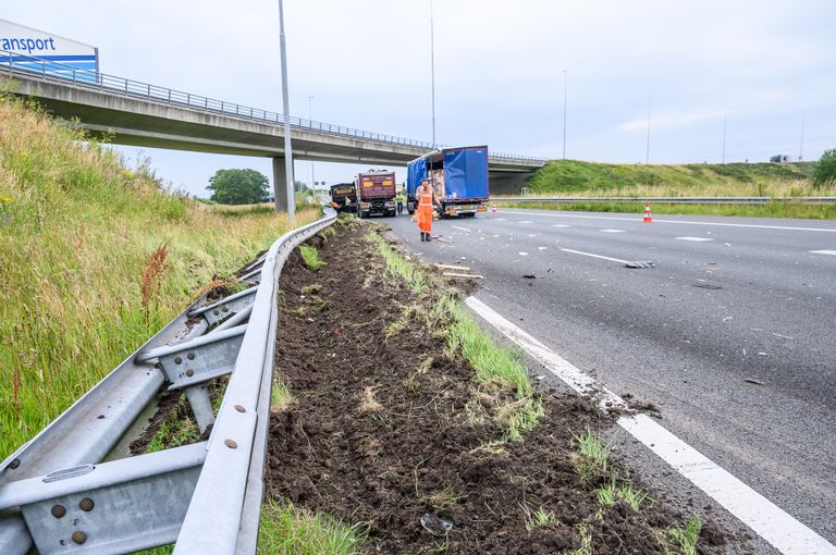 De vrachtauto raakte de vangrail (foto: SQ Vision/Tom van der Put).