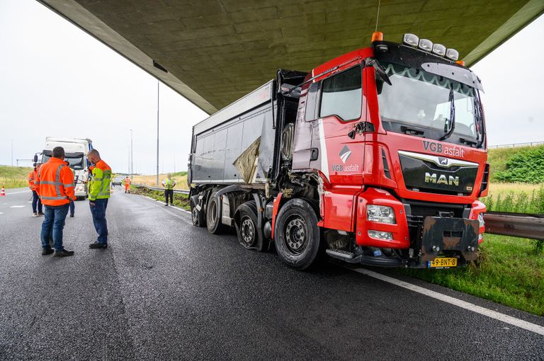 De vrachtauto liep schade op door de botsing (foto: SQ Vision/Tom van der Put).