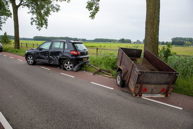 De auto met de aanhanger liep ook schade op (foto: SQ Vision/Christian Traets).