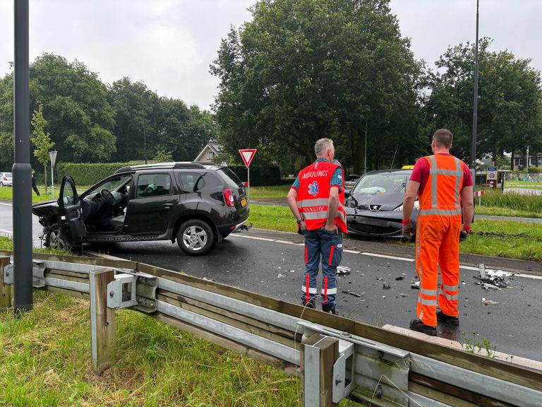 De auto's liepen forse schade op (foto: SQ Vision/Marco van den Broek).