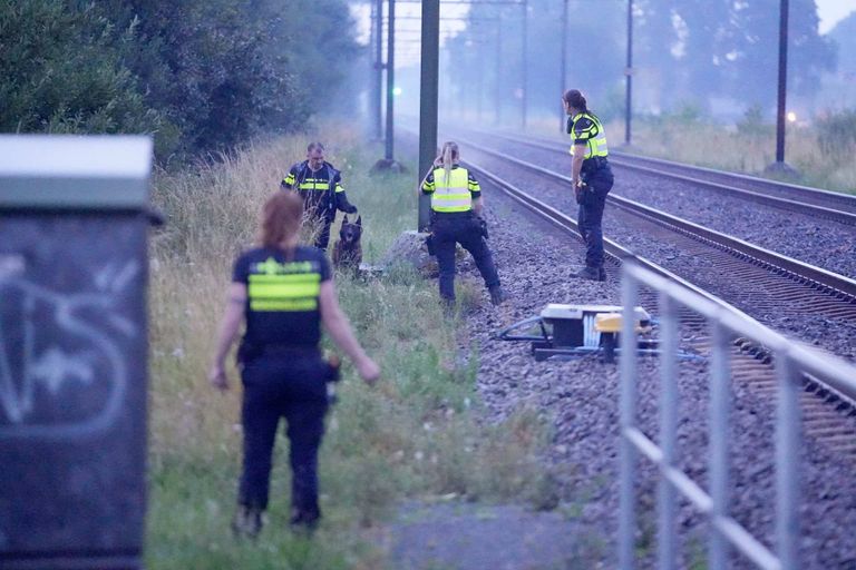 Politie op zoek naar verdachten (Foto: WDG/SQ Vision)