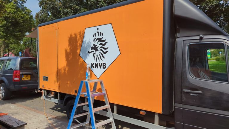 Inmiddels is hij al aangekomen in Dortmund, waar hij pronkt met zijn supporterswagen (eigen foto)