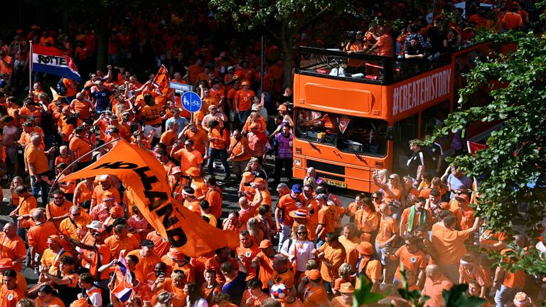 Feestvieren tijdens de fanwalk (foto: ANP)
