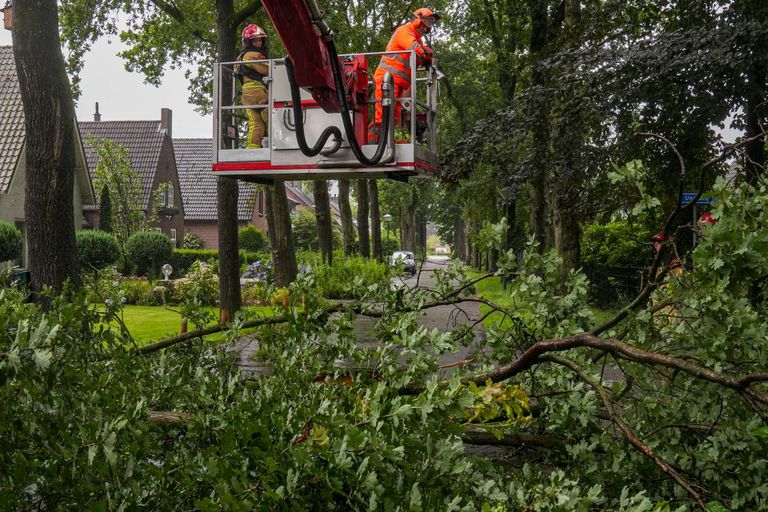 De brandweer maakt de weg weer vrij (foto: Harrie Grijseels/SQ Vision).