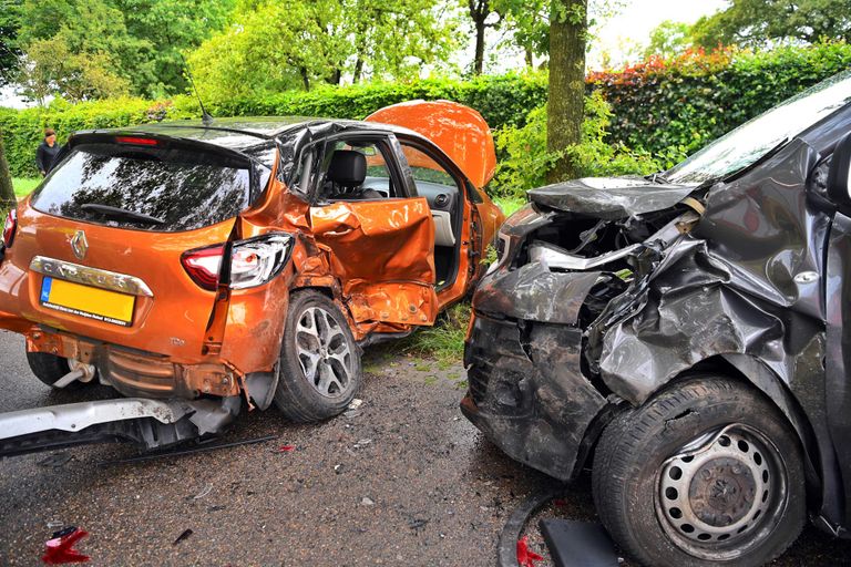 Twee van de drie betrokken auto's van de aanrijding (foto: Rico Vogels/SQ Vision).