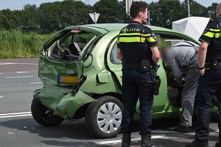 Busje rijdt achterop auto (foto: Perry Roovers / SQ Vision). 