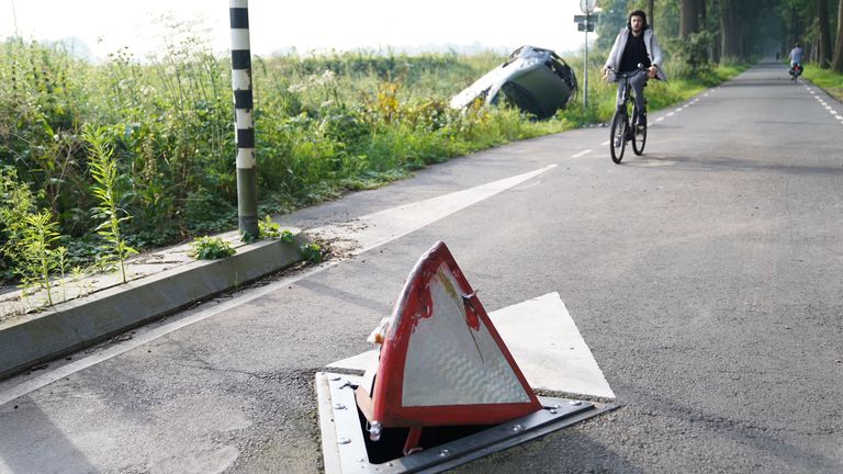 De bestuurster botste tegen een verzinkbare piramide (foto: Bart Meesters/SQ Vision).