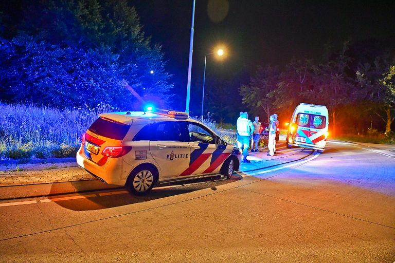Fietser gaat onderuit op rotonde en raakt gewond (foto: Rico Vogels/SQ Vision)
