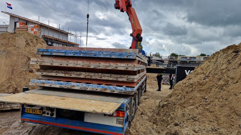 Een vrachtauto op de bouwplaats (foto: Omroep Brabant).