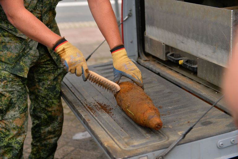 De bom wordt schoongemaakt (foto: SQ Vision/Walter van Bussel).