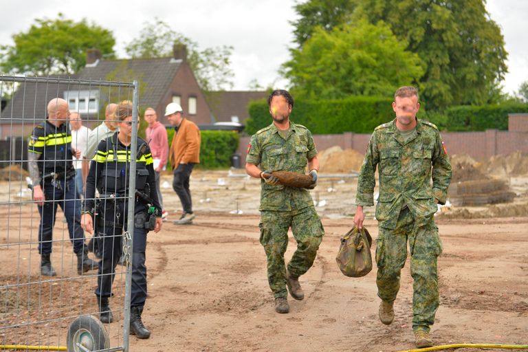 De EOD kon het explosief met de hand oppakken (foto: SQ Vision/Walter van Bussel).