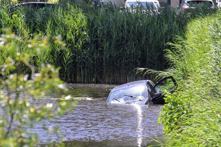 De auto kwam in het water terecht (foto: SQ Vision).