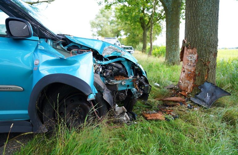 De auto raakte zwaar beschadigd (foto: SQ Vision/Bart Meesters).