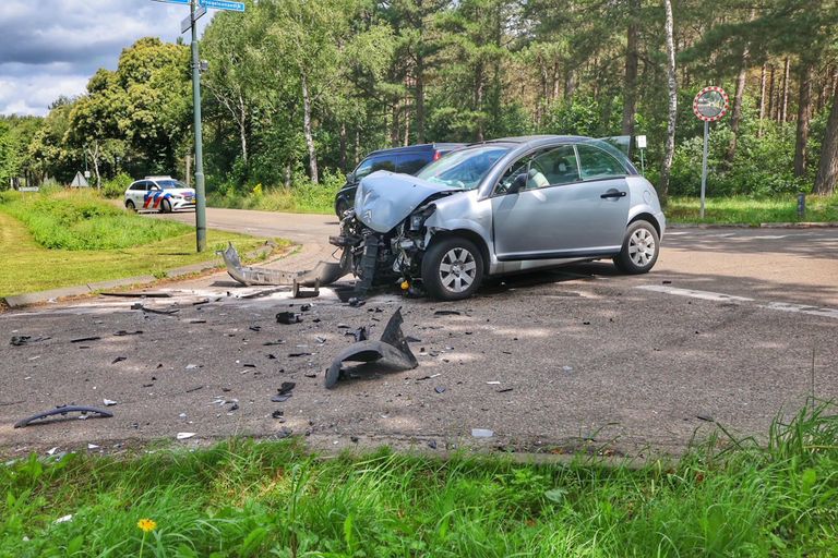 De brokstukken lagen over de weg bezaaid (foto: SQ Vision/Rico Vogels).