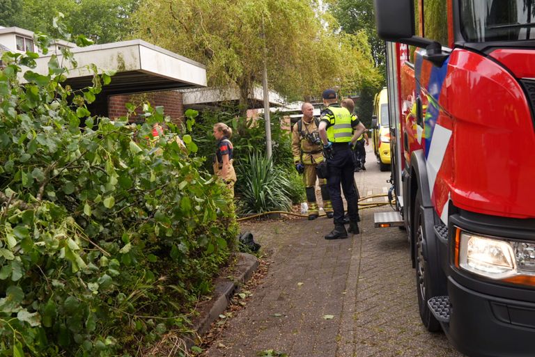 Brandweerlieden en agenten bij het huis (foto: SQ Vision/Harrie Grijseels).