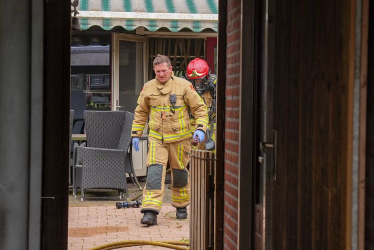 De brandweer vond de man op de grond (foto: SQ Vision/Harrie Grijseels).