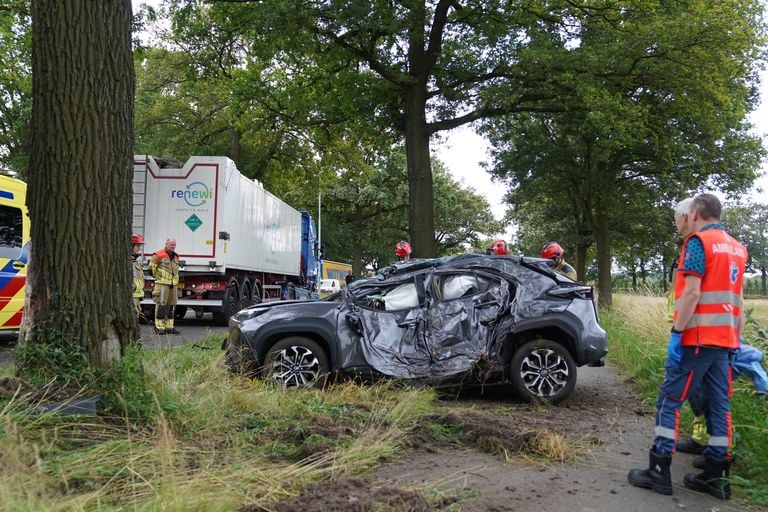 De auto raakte zwaar beschadigd (foto: SQ Vision/Bart Meesters).