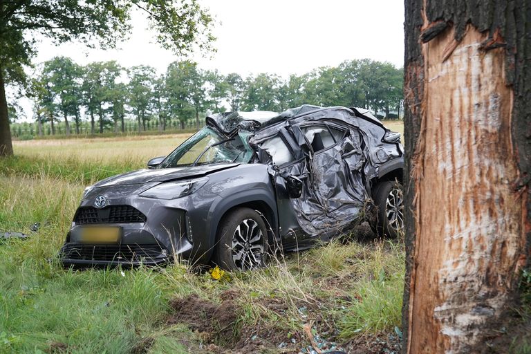 De auto was zwaar gehavend (foto: SQ Vision/Bart Meesters).
