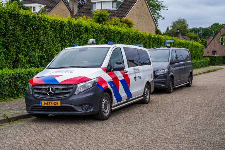 De politiebusjes in de straat (foto: SQ Vision/Dave Hendriks).