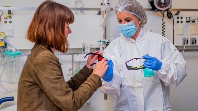 Susanne tijdens een forensisch medisch onderzoek (foto: Maud Staassen fotografie).