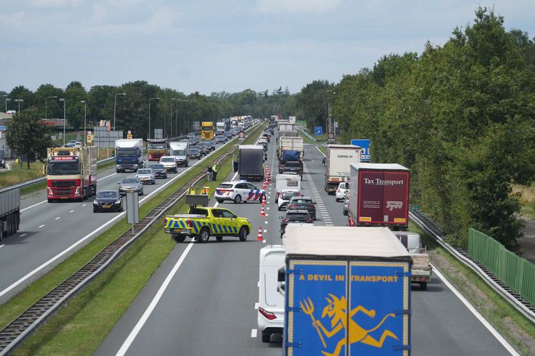 In beide rijrichtingen stond een file door het ongeluk (foto: WdG/SQ vision)