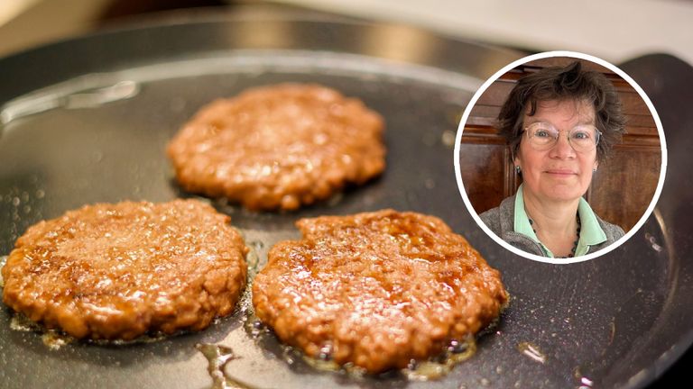 Kweekvleesburgers in de pan, rechts Cor van der Weele (foto's: Mosa Meat / privé).