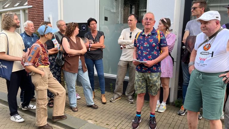 Martin vertelt over het eerste COC-pand in Tilburg (foto: Ista van Galen).