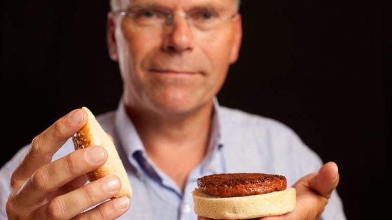 Mark Post met de peperdure hamburger destijds (foto: Mosa Meat). 