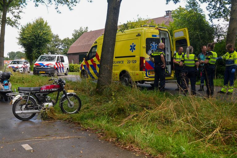 De man moest mee met de ambulance (foto: SQ Vision).