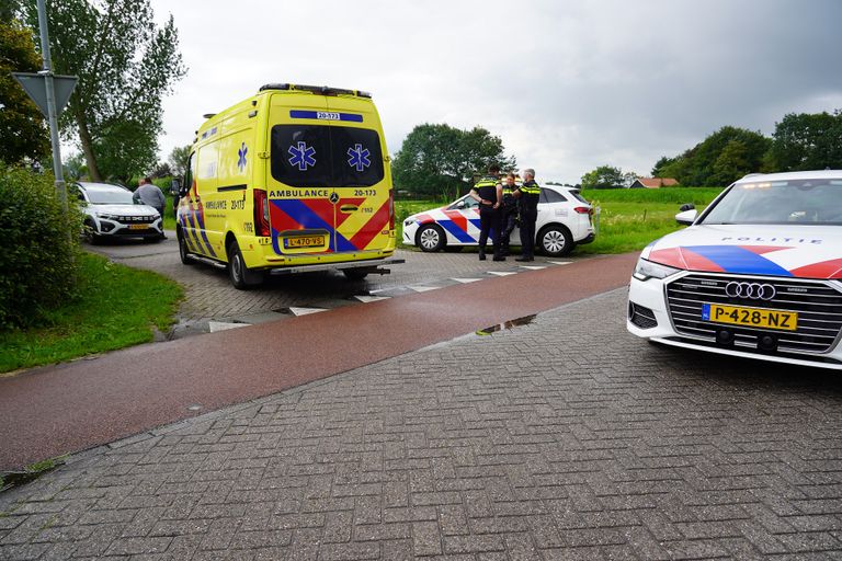 De bestuurder werd nagekeken in een ambulance (foto: SQ Vision).