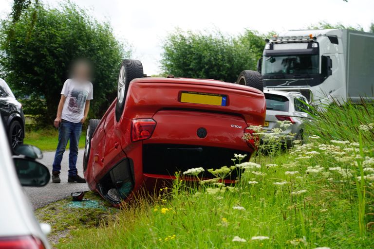 De auto kwam op de kop terecht (foto: SQ Vision).