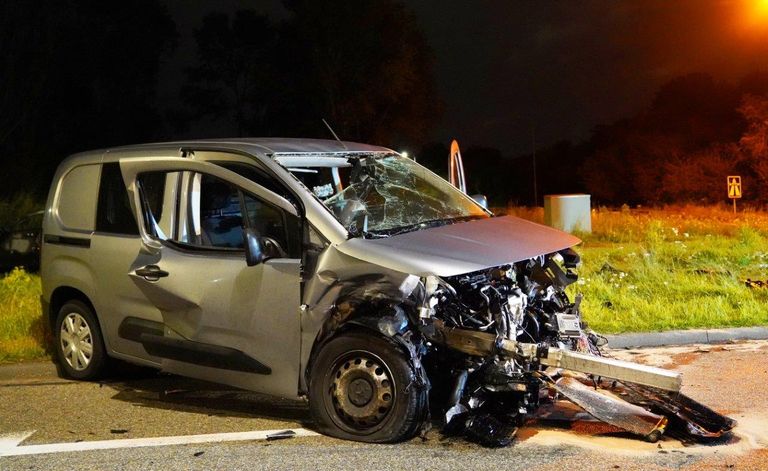De auto's liepen forse schade op (foto: Bart Meesters).