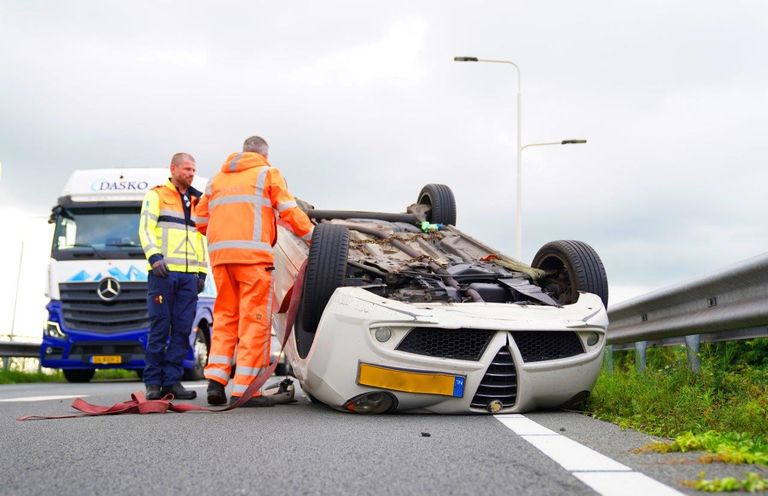 Het voertuig werd meegenomen door een bergingsbedrijf (foto: Bart Meesters).