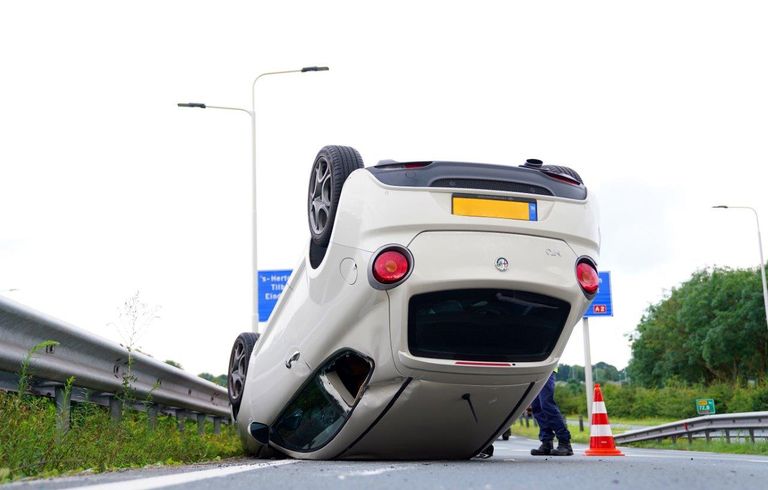 De auto landde op de kop (foto: Bart Meesters).