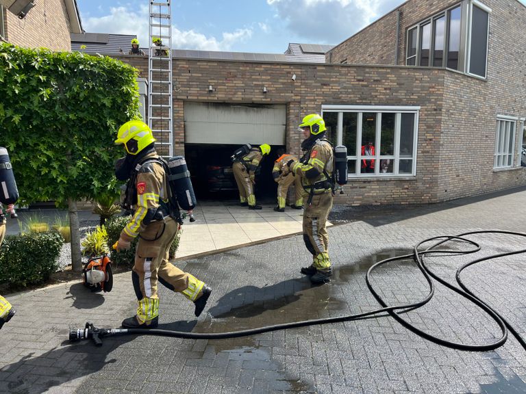 De brandweerlieden bij de garage (foto: SQ Vision/Jeroen Stuve).