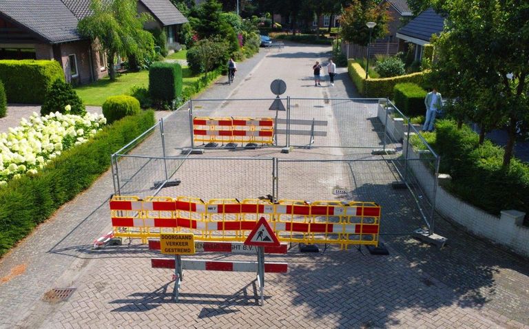 Het gat is omringd met hekken (foto: Bart Meesters).