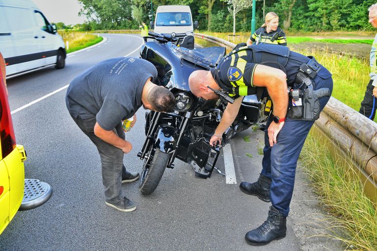 De motorrijder liep geen verwondingen op (foto: Rico Vogels/SQ Vision).