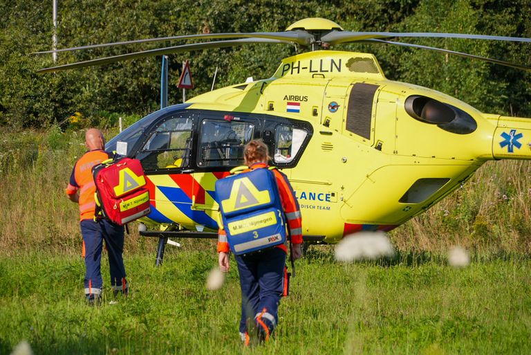 De traumahelikopter landde vlakbij knooppunt Paalgraven (foto: Gabor Heeres/SQ Vision).
