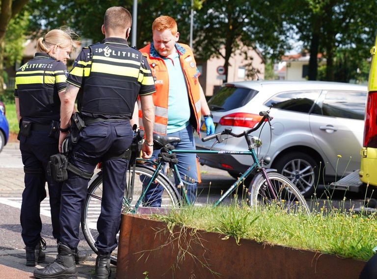De man is overgebracht naar het ziekenhuis (foto: Bart Meesters/SQ Vision).