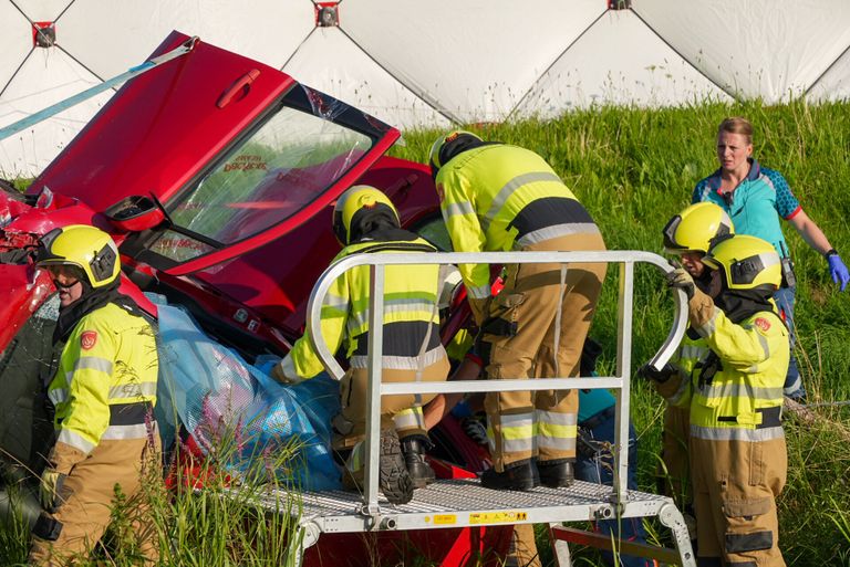 Een slachtoffer is door de hulpdiensten uit de auto gehaald (foto: Gabor Heeres/SQ Vision).