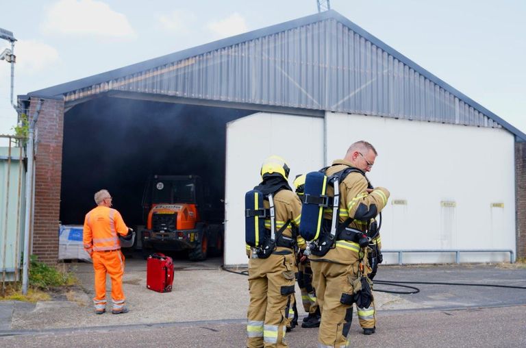 De brand in de loods zorgde niet voor veel schade (foto: Bart Meesters/SQ Vision).