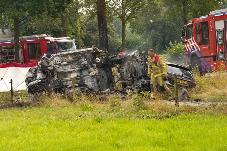 De auto's vlogen in brand na de crash (foto: SQ Vision).