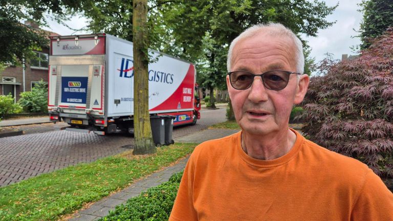 Bewoner Jan Hoosemans als er alweer een vrachtwagen door zijn straat rijdt (foto: Collin Beijk).
