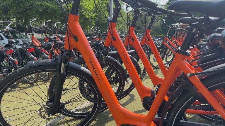 Er zijn zelfs oranje fietsen ingevlogen (foto: Omroep Brabant).