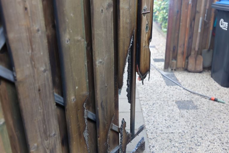 De poort bleek te smeulen (foto: Arno van der Linden/SQ Vision).