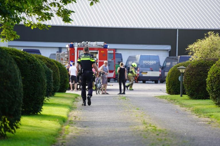 De hulpdiensten bij de loods (foto: SQ Vision).