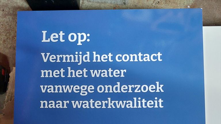 Een van de waarschuwingsborden.