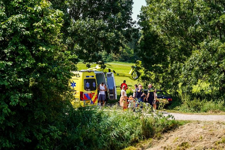 De vrouw kon zichzelf niet meer boven water houden (foto: Jurgen Versteeg/SQ Vision).